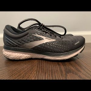 Brooks Ghost 13 Running Shoes Size 8 Wide. In almost new condition.